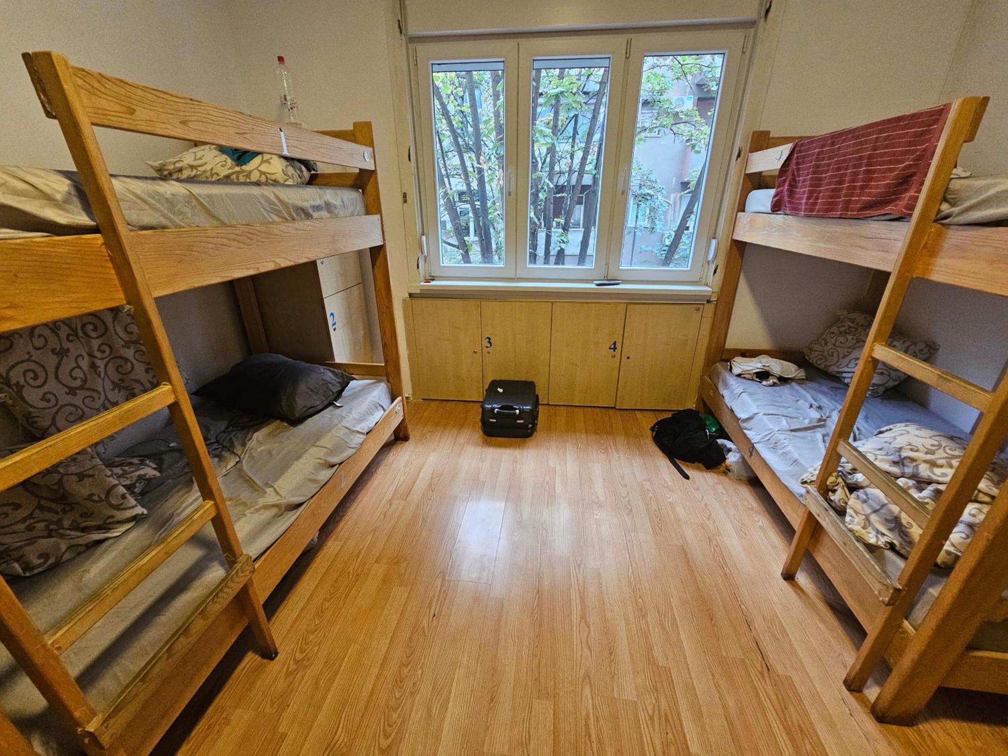 The Traveling Theater Hostel Belgrade Exterior photo